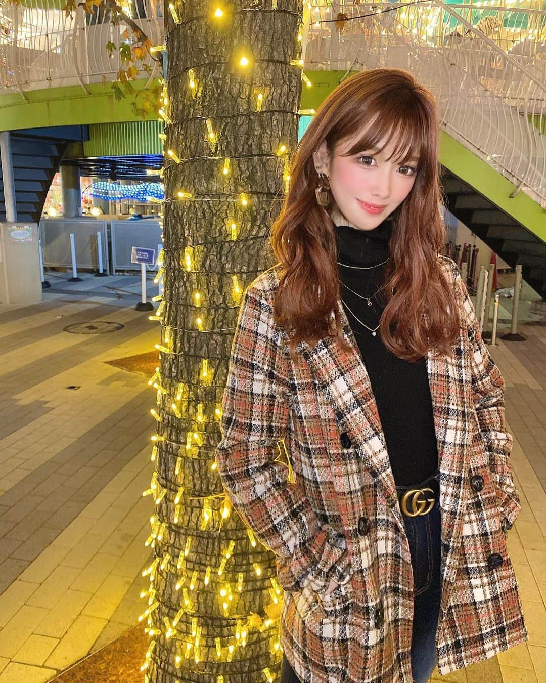 のインスタグラム：「・ ・ 𝐜𝐡𝐫𝐢𝐬𝐭𝐦𝐚𝐬 𝐬𝐞𝐚𝐬𝐨𝐧 🎅💌🌟 もう明後日がクリスマスなんて早い~！ みんなは何して過ごすのかな〜？ ・ 最近はチェックコートにハマってます🤎 シンプルなリブタートルの上にチェック柄を羽織ることで 1枚でオシャレに着こなすことが出来る🏹♥ ・ この日はジーンズと合わせてみたけれど ショート丈のパンツにロングブーツでも可愛いし ワンピの上に羽織って合わせるのも🙆🏻‍♀️♡ ・ #今日のコーデ #laforcetokyo #チェックコート  #リブタートル #ジーンズコーデ #カジュアルコーデ」
