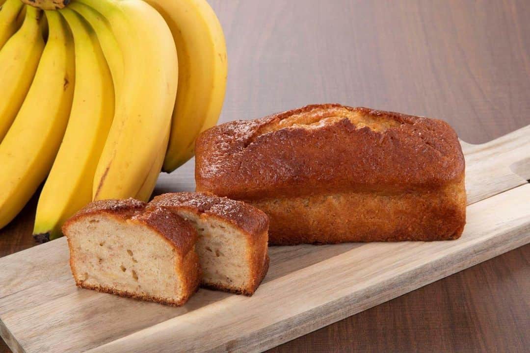 ダブルツリーbyヒルトン那覇首里城のインスタグラム：「🍌🍌圧倒的なバナナ感が堪らない🍌🍌バナナブレッド・ ヒルトン開業時から愛されてきた『バナナブレッド』をダブルツリーbyヒルトン那覇首里城が独自に手を加え『オリジナルバナナブレッド』を開発いたしました🙌 蜜たっぷりのしっとりとしたテクスチャや甘い香りが何とも言えない‼️絶品のケーキです🤤💕・ 消費税込みで1本1,000円というお値段も嬉しい、お土産などにも最適です🎁✨  お問合せ：レストラン予約 098-886-5477（9:30～17:00） #ダブルツリーbyヒルトン那覇首里城 #ダブルツリー首里城 #doubletreebyhiltonnahashuricastle #バナナケーキ #バナナ大好き #バナナ #那覇ホテル #那覇スイーツ」