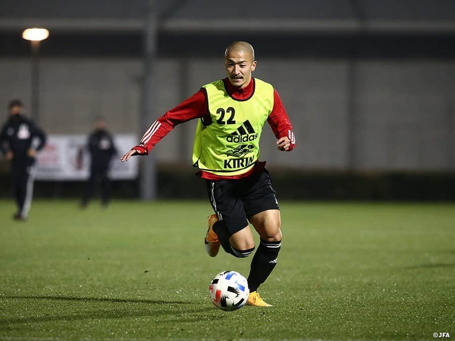 日本サッカー協会さんのインスタグラム写真 - (日本サッカー協会Instagram)「【2020.12.22 Training②📸】#U23日本代表 再始動！  東京オリンピックに向け、U-23日本代表候補が12月22日（火）、#高円宮記念JFA夢フィールド で約一年ぶりのリスタートを切りました。  森保一監督はメンタル、フィジカルともに大変なシーズンを過ごした選手たちをねぎらい、「目標であるオリンピック、その後のカタールワールドカップに入れるだけの選手たちを集めた」と話しました。その後、横内昭展コーチ、栗原克志コーチが映像を交えながらいま一度攻撃面、守備面におけるチームコンセプトを共有しました。  活動初日となった22日は午前、午後の二部練習。午後は5対5+GKやシュート練習ののち、ハーフコートでタッチ数を制限しながらの11対11を行いました。  詳しい活動の様子は #TeamCam でもお届けする予定です。#JFATV (YouTube）のチェックもよろしくお願いします❗  #daihyo #jfa」12月23日 12時38分 - japanfootballassociation