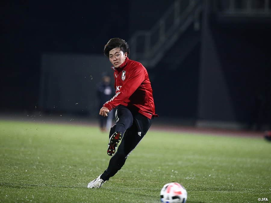 日本サッカー協会さんのインスタグラム写真 - (日本サッカー協会Instagram)「【2020.12.22 Training②📸】#U23日本代表 再始動！  東京オリンピックに向け、U-23日本代表候補が12月22日（火）、#高円宮記念JFA夢フィールド で約一年ぶりのリスタートを切りました。  森保一監督はメンタル、フィジカルともに大変なシーズンを過ごした選手たちをねぎらい、「目標であるオリンピック、その後のカタールワールドカップに入れるだけの選手たちを集めた」と話しました。その後、横内昭展コーチ、栗原克志コーチが映像を交えながらいま一度攻撃面、守備面におけるチームコンセプトを共有しました。  活動初日となった22日は午前、午後の二部練習。午後は5対5+GKやシュート練習ののち、ハーフコートでタッチ数を制限しながらの11対11を行いました。  詳しい活動の様子は #TeamCam でもお届けする予定です。#JFATV (YouTube）のチェックもよろしくお願いします❗  #daihyo #jfa」12月23日 12時38分 - japanfootballassociation