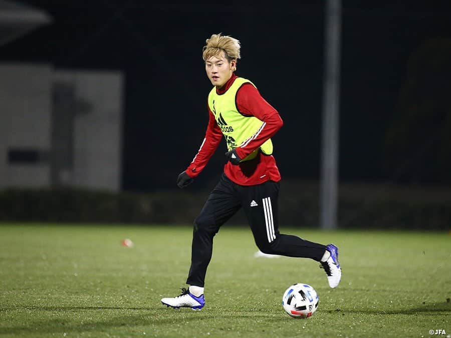 日本サッカー協会さんのインスタグラム写真 - (日本サッカー協会Instagram)「【2020.12.22 Training②📸】#U23日本代表 再始動！  東京オリンピックに向け、U-23日本代表候補が12月22日（火）、#高円宮記念JFA夢フィールド で約一年ぶりのリスタートを切りました。  森保一監督はメンタル、フィジカルともに大変なシーズンを過ごした選手たちをねぎらい、「目標であるオリンピック、その後のカタールワールドカップに入れるだけの選手たちを集めた」と話しました。その後、横内昭展コーチ、栗原克志コーチが映像を交えながらいま一度攻撃面、守備面におけるチームコンセプトを共有しました。  活動初日となった22日は午前、午後の二部練習。午後は5対5+GKやシュート練習ののち、ハーフコートでタッチ数を制限しながらの11対11を行いました。  詳しい活動の様子は #TeamCam でもお届けする予定です。#JFATV (YouTube）のチェックもよろしくお願いします❗  #daihyo #jfa」12月23日 12時38分 - japanfootballassociation