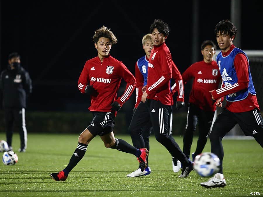 日本サッカー協会さんのインスタグラム写真 - (日本サッカー協会Instagram)「【2020.12.22 Training②📸】#U23日本代表 再始動！  東京オリンピックに向け、U-23日本代表候補が12月22日（火）、#高円宮記念JFA夢フィールド で約一年ぶりのリスタートを切りました。  森保一監督はメンタル、フィジカルともに大変なシーズンを過ごした選手たちをねぎらい、「目標であるオリンピック、その後のカタールワールドカップに入れるだけの選手たちを集めた」と話しました。その後、横内昭展コーチ、栗原克志コーチが映像を交えながらいま一度攻撃面、守備面におけるチームコンセプトを共有しました。  活動初日となった22日は午前、午後の二部練習。午後は5対5+GKやシュート練習ののち、ハーフコートでタッチ数を制限しながらの11対11を行いました。  詳しい活動の様子は #TeamCam でもお届けする予定です。#JFATV (YouTube）のチェックもよろしくお願いします❗  #daihyo #jfa」12月23日 12時38分 - japanfootballassociation