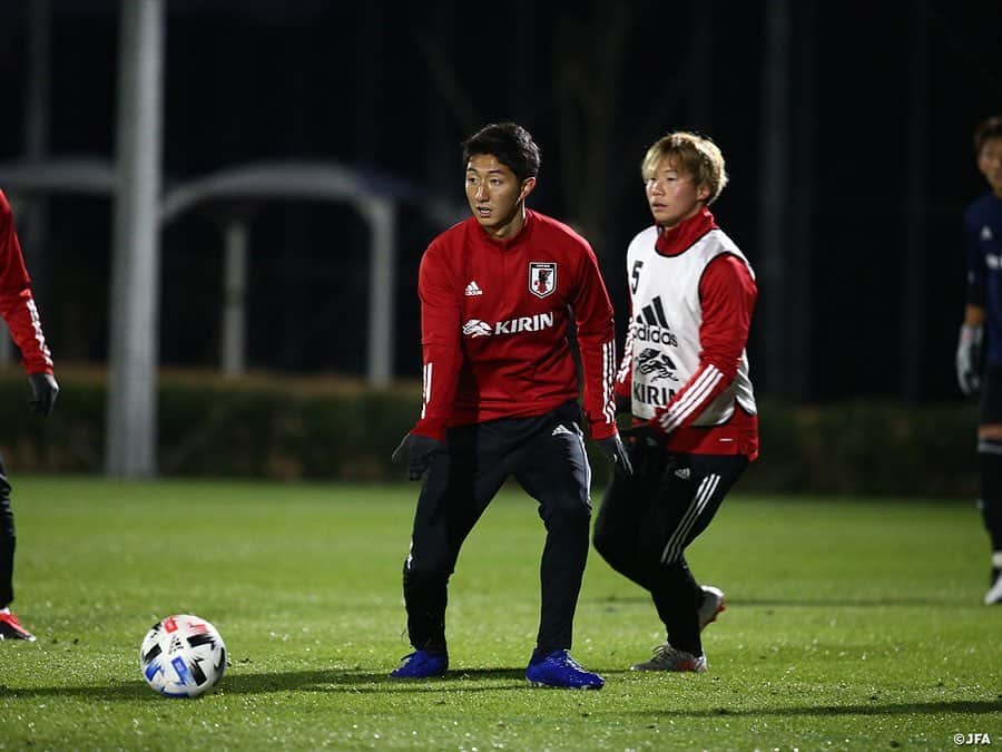 日本サッカー協会さんのインスタグラム写真 - (日本サッカー協会Instagram)「【2020.12.22 Training②📸】#U23日本代表 再始動！  東京オリンピックに向け、U-23日本代表候補が12月22日（火）、#高円宮記念JFA夢フィールド で約一年ぶりのリスタートを切りました。  森保一監督はメンタル、フィジカルともに大変なシーズンを過ごした選手たちをねぎらい、「目標であるオリンピック、その後のカタールワールドカップに入れるだけの選手たちを集めた」と話しました。その後、横内昭展コーチ、栗原克志コーチが映像を交えながらいま一度攻撃面、守備面におけるチームコンセプトを共有しました。  活動初日となった22日は午前、午後の二部練習。午後は5対5+GKやシュート練習ののち、ハーフコートでタッチ数を制限しながらの11対11を行いました。  詳しい活動の様子は #TeamCam でもお届けする予定です。#JFATV (YouTube）のチェックもよろしくお願いします❗  #daihyo #jfa」12月23日 12時38分 - japanfootballassociation