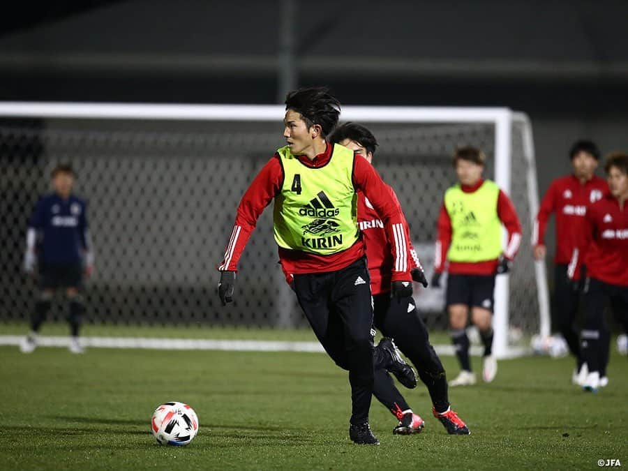 日本サッカー協会さんのインスタグラム写真 - (日本サッカー協会Instagram)「【2020.12.22 Training②📸】#U23日本代表 再始動！  東京オリンピックに向け、U-23日本代表候補が12月22日（火）、#高円宮記念JFA夢フィールド で約一年ぶりのリスタートを切りました。  森保一監督はメンタル、フィジカルともに大変なシーズンを過ごした選手たちをねぎらい、「目標であるオリンピック、その後のカタールワールドカップに入れるだけの選手たちを集めた」と話しました。その後、横内昭展コーチ、栗原克志コーチが映像を交えながらいま一度攻撃面、守備面におけるチームコンセプトを共有しました。  活動初日となった22日は午前、午後の二部練習。午後は5対5+GKやシュート練習ののち、ハーフコートでタッチ数を制限しながらの11対11を行いました。  詳しい活動の様子は #TeamCam でもお届けする予定です。#JFATV (YouTube）のチェックもよろしくお願いします❗  #daihyo #jfa」12月23日 12時38分 - japanfootballassociation