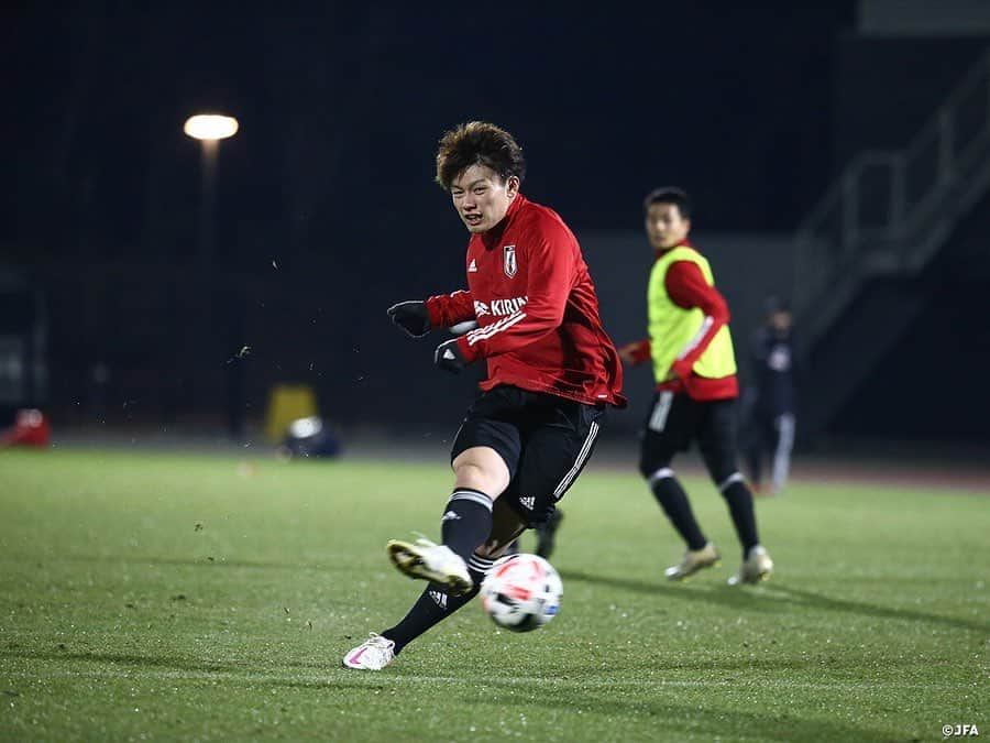 日本サッカー協会さんのインスタグラム写真 - (日本サッカー協会Instagram)「【2020.12.22 Training②📸】#U23日本代表 再始動！  東京オリンピックに向け、U-23日本代表候補が12月22日（火）、#高円宮記念JFA夢フィールド で約一年ぶりのリスタートを切りました。  森保一監督はメンタル、フィジカルともに大変なシーズンを過ごした選手たちをねぎらい、「目標であるオリンピック、その後のカタールワールドカップに入れるだけの選手たちを集めた」と話しました。その後、横内昭展コーチ、栗原克志コーチが映像を交えながらいま一度攻撃面、守備面におけるチームコンセプトを共有しました。  活動初日となった22日は午前、午後の二部練習。午後は5対5+GKやシュート練習ののち、ハーフコートでタッチ数を制限しながらの11対11を行いました。  詳しい活動の様子は #TeamCam でもお届けする予定です。#JFATV (YouTube）のチェックもよろしくお願いします❗  #daihyo #jfa」12月23日 12時38分 - japanfootballassociation