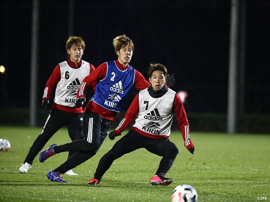 日本サッカー協会さんのインスタグラム写真 - (日本サッカー協会Instagram)「【2020.12.22 Training②📸】#U23日本代表 再始動！  東京オリンピックに向け、U-23日本代表候補が12月22日（火）、#高円宮記念JFA夢フィールド で約一年ぶりのリスタートを切りました。  森保一監督はメンタル、フィジカルともに大変なシーズンを過ごした選手たちをねぎらい、「目標であるオリンピック、その後のカタールワールドカップに入れるだけの選手たちを集めた」と話しました。その後、横内昭展コーチ、栗原克志コーチが映像を交えながらいま一度攻撃面、守備面におけるチームコンセプトを共有しました。  活動初日となった22日は午前、午後の二部練習。午後は5対5+GKやシュート練習ののち、ハーフコートでタッチ数を制限しながらの11対11を行いました。  詳しい活動の様子は #TeamCam でもお届けする予定です。#JFATV (YouTube）のチェックもよろしくお願いします❗  #daihyo #jfa」12月23日 12時38分 - japanfootballassociation