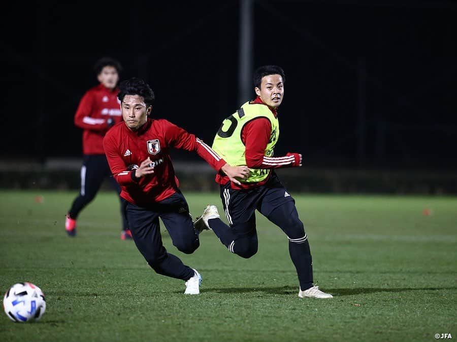 日本サッカー協会さんのインスタグラム写真 - (日本サッカー協会Instagram)「【2020.12.22 Training②📸】#U23日本代表 再始動！  東京オリンピックに向け、U-23日本代表候補が12月22日（火）、#高円宮記念JFA夢フィールド で約一年ぶりのリスタートを切りました。  森保一監督はメンタル、フィジカルともに大変なシーズンを過ごした選手たちをねぎらい、「目標であるオリンピック、その後のカタールワールドカップに入れるだけの選手たちを集めた」と話しました。その後、横内昭展コーチ、栗原克志コーチが映像を交えながらいま一度攻撃面、守備面におけるチームコンセプトを共有しました。  活動初日となった22日は午前、午後の二部練習。午後は5対5+GKやシュート練習ののち、ハーフコートでタッチ数を制限しながらの11対11を行いました。  詳しい活動の様子は #TeamCam でもお届けする予定です。#JFATV (YouTube）のチェックもよろしくお願いします❗  #daihyo #jfa」12月23日 12時38分 - japanfootballassociation