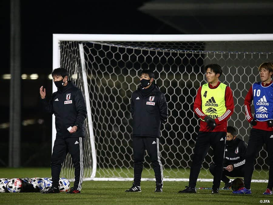 日本サッカー協会さんのインスタグラム写真 - (日本サッカー協会Instagram)「【2020.12.22 Training②📸】#U23日本代表 再始動！  東京オリンピックに向け、U-23日本代表候補が12月22日（火）、#高円宮記念JFA夢フィールド で約一年ぶりのリスタートを切りました。  森保一監督はメンタル、フィジカルともに大変なシーズンを過ごした選手たちをねぎらい、「目標であるオリンピック、その後のカタールワールドカップに入れるだけの選手たちを集めた」と話しました。その後、横内昭展コーチ、栗原克志コーチが映像を交えながらいま一度攻撃面、守備面におけるチームコンセプトを共有しました。  活動初日となった22日は午前、午後の二部練習。午後は5対5+GKやシュート練習ののち、ハーフコートでタッチ数を制限しながらの11対11を行いました。  詳しい活動の様子は #TeamCam でもお届けする予定です。#JFATV (YouTube）のチェックもよろしくお願いします❗  #daihyo #jfa」12月23日 12時38分 - japanfootballassociation