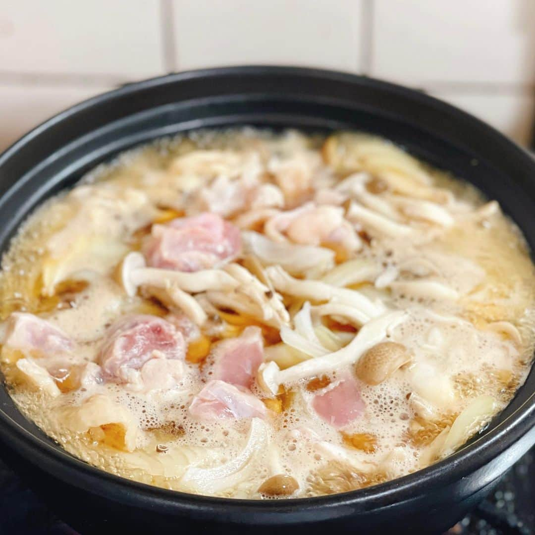 ゆうきさんのインスタグラム写真 - (ゆうきInstagram)「熱々、鍋焼き親子うどん。 具材には鶏肉に玉ねぎ、きのこ、 仕上げには卵でとじて。 味付けも、親子丼風にしてみました。  大好きな三つ葉はたっぷりと。 お好みで、七味唐辛子をかけてもおいしい！  ・ ・ ✏︎レシピ⬇︎  〜鍋焼き親子うどん〜 【材料（2人分】 冷凍うどん　2人前 鳥もも肉　150g（ひと口大に切る） 玉ねぎ　1/4個（スライスする） しめじ　1/2株（石づきを切り落として小房に分ける） 溶き卵　3個分 三つ葉　1株（食べやすい長さに切る） 酒　小さじ2 七味唐辛子　適量 A みりん　小さじ大さじ1 A 顆粒和風だし　小さじ1 A 醤油　大さじ2  【作り方】 1. ボウルに鳥もも肉と酒を入れて軽く揉んでおく。  2. 土鍋に500mlの水とAを入れて火にかけ、煮立ったらうどんを冷凍のまま入れる。上に玉ねぎとしめじ、1も加えて中火で5分煮る。アクが出たら取り除く。  3. 2に溶き卵を回し入れたら、蓋をして30秒ほど加熱する。仕上げに三つ葉を散らして、お好みで七味唐辛子をかける。 ・ ・ ・ #ランチ#お昼ごはん#お昼ご飯#鍋焼きうどん#うどん#鍋#お鍋#おうちごはん#レシピ#簡単レシピ#マカロニメイト#フーディーテーブル #dinner#japanesefood#foodpic#yummy」12月23日 12時39分 - yuukitohikari