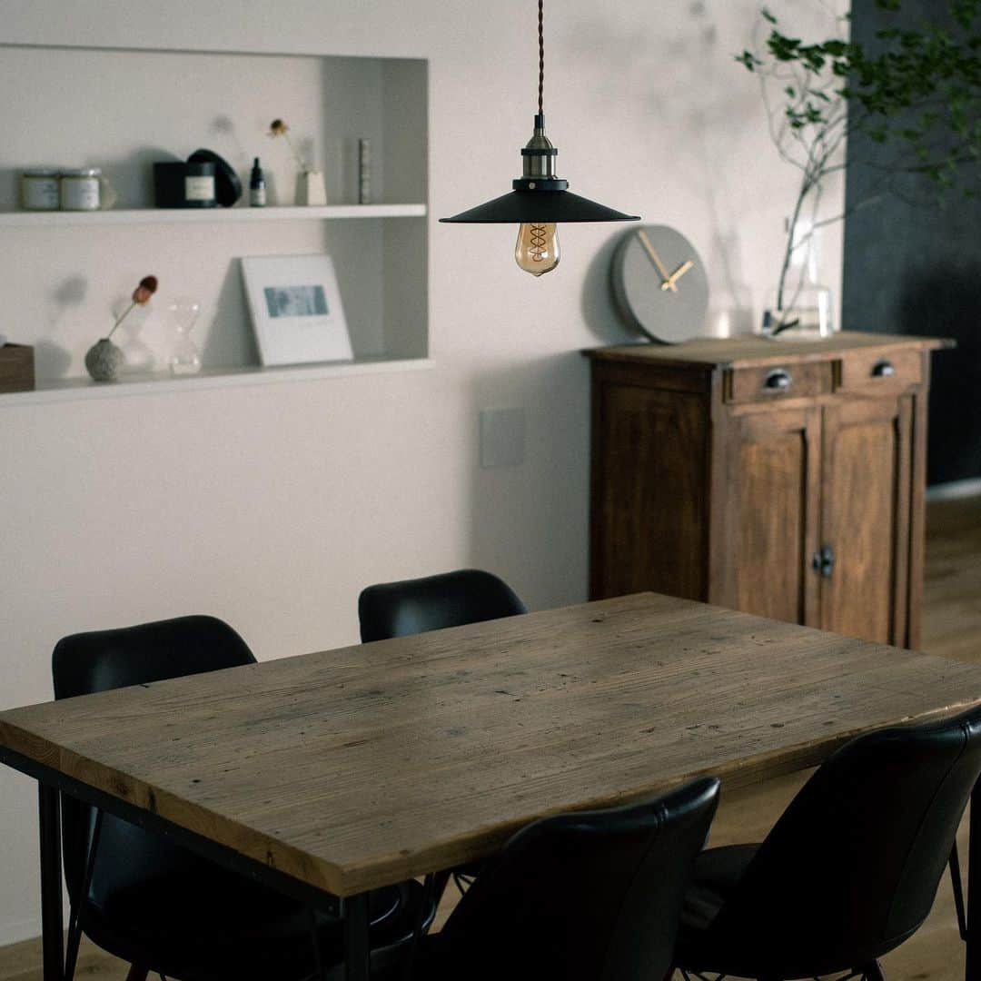 LIFULL HOME'S DIY Magのインスタグラム：「お気に入りの家具やインテリア、DIYやカスタマイズ、賃貸でも購入物件でも自分らしさに妥協したくない。そんな部屋づくりにこだわった人たちを紹介する #こだわりの部屋づくり シリーズ。﻿ ﻿ 今回ご紹介するのは、東京都にお住まいの @_norimai_ さんの部屋。アンティーク家具の取り入れ方や、空間をまとめるルールについてお話を伺いました。﻿ ﻿ ﻿ ●テイストを固めず、心地よい空間を追求﻿ ﻿ norimaiさんは自分の部屋について、「〇〇北欧系」や「ナチュラル系」といったよくあるテイストに分類できないと言います。雑誌などからはあまり情報をインプットせず、心地いいと感じるものを追求してきたそう。﻿ ﻿ 『古いものやアンティークなものが好きで。自分の中に、好き・嫌いの軸がちゃんとあります。部屋のコンセプトは、『居心地と合理性』。自宅で過ごす時間が長いので、リラックスできることも重視しています』﻿ ﻿ ﻿ ●お気に入りのアンティーク家具たち﻿ ﻿ 1:フランス製のアンティークキャビネット（写真3枚目）﻿ 2:ドイツ製のアンティークデスクライト（写真9枚目）﻿ ﻿ 『最初に購入した人が手放すときに、ゴミとして処分する選択肢もあったと思うんですよね。それでも捨てられずに、大切にされながら生き抜いてきた子って、余計にいとおしいなと思います』﻿ ﻿ アンティーク家具が映えるグレーの壁紙は、なんと張り替えDIYをされているそう。﻿お気に入りのアイテムたちの魅力がぐっと引き出されるシックな雰囲気が素敵です。﻿ ﻿ 他にも、愛犬てんちゃんとの暮らしや部屋づくりの過程についてもお聞きしました🐶﻿ ﻿ ......................... ﻿ ﻿ こだわりの空間、お部屋の全貌はWEBサイトにて﻿ トップのURL、ストーリーズリンクよりご覧ください🔍﻿ ﻿ @lifullhomesdiymag﻿ #暮らしの編集力を高めるウェブマガジン﻿ #lifullhomesdiymag﻿ #diymag﻿ ﻿ ﻿ #二人暮らし #ふたり暮らし #二人暮し #dinks  #1ldk #1ldk賃貸 #賃貸インテリア #賃貸暮らし  #賃貸キッチン #賃貸 #賃貸DIY #犬のいる暮らし #犬のいる生活 #わんこのいる生活  #アンティーク家具 #アンティーク雑貨 #アンティークのある暮らし #収納 #収納アイデア #収納ケース #収納上手 #キッチン収納  #壁紙 #壁紙クロス #壁紙diy」