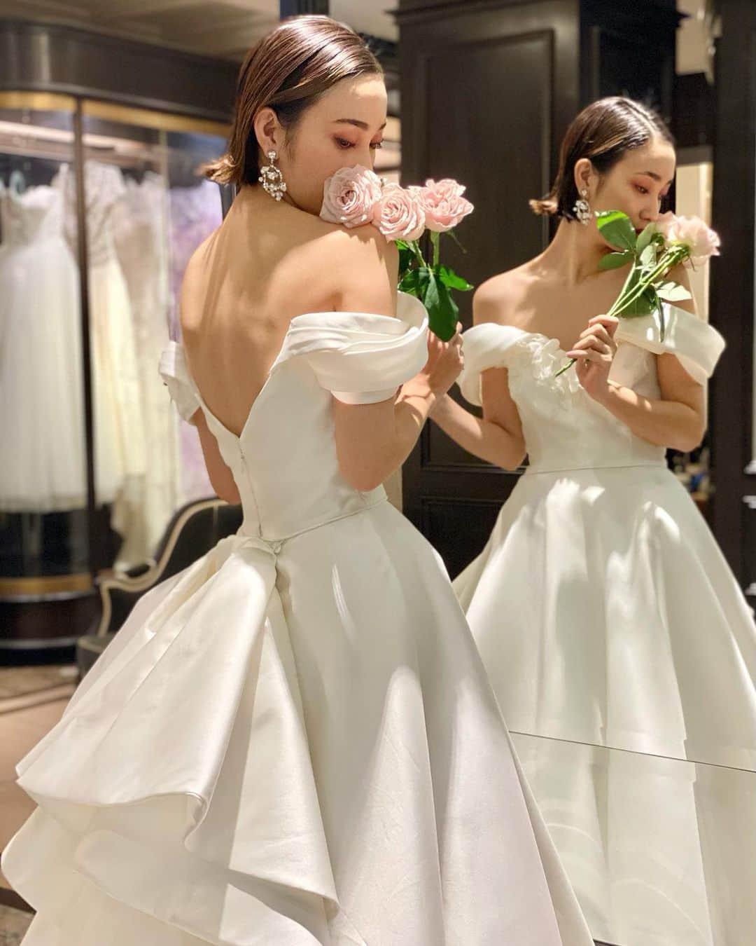 JUNOのインスタグラム：「MARCHESA “BELLE”﻿ ﻿ 立体的なドレープがドラマティックなオフショルダー﻿ ﻿ サテン生地から生まれる美しいシルエットに﻿ 胸元の3Dフラワー﻿ ﻿ シックなドレスの中にも﻿ MARCHESAらしい ロマンティックなエッセンスを加えた﻿ モダンな1着です﻿ ﻿ #inesdisanto﻿ #MARCHESA﻿ #antonioriva﻿ #naeemkhan﻿ #inmaculada﻿ #kennethpool﻿ #zacposen﻿ #juno﻿ #junowedding﻿ #wedding﻿ #weddingdress﻿ #viktorandrolf ﻿ #lenamedoyeff ﻿ #ジュノ﻿ #ウエディング﻿ #ウェディング﻿ #ウエディングドレス﻿ #ウェディングドレス﻿ #ドレス﻿ #プレ花嫁﻿ #2020冬婚﻿ #2021春婚﻿ #福岡花嫁﻿ #東京花嫁﻿ #九州花嫁﻿ #関東花嫁」