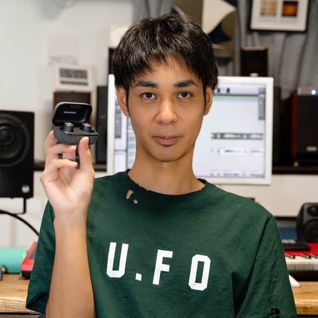 ORANGE RANGEのインスタグラム：「BARKSにて、エンジニア視点でのNAOTOのインタビューが掲載📝  ゼンハイザーのイヤホン「MOMENTUM True Wireless2」を使用した感想も語っていますので、是非ご覧ください🎧  ■12/23(水)公開 「BARKS - ORANGE RANGEサウンドを支えるエンジニアリング」 ※NAOTOインタビュー掲載 https://www.barks.jp/news/?id=1000193950 #ORANGERANGE #ゼンハイザー #SENNHEISER #MOMENTUMTrueWireless2  @orangerange_official @sennheiserjapan」
