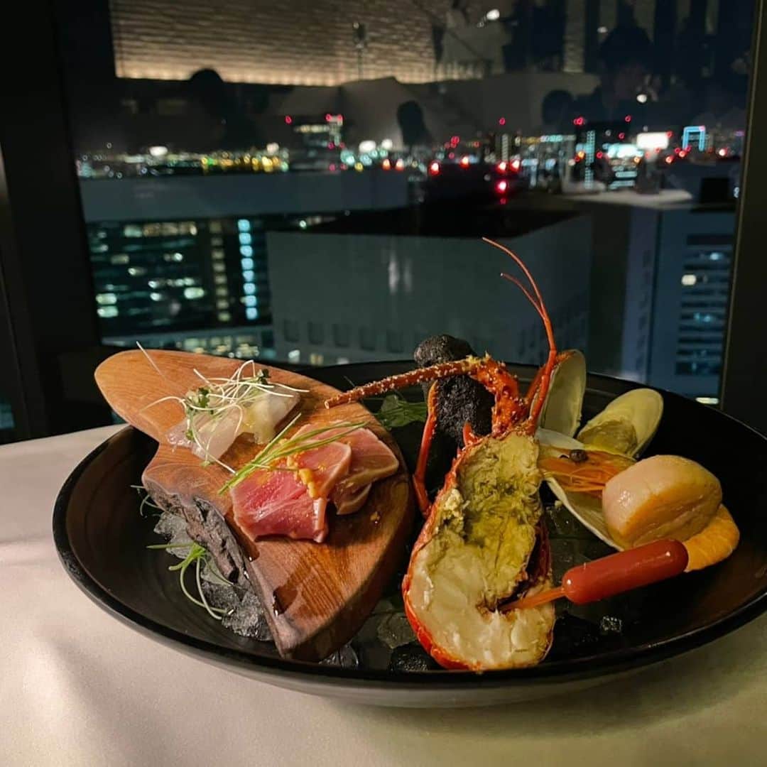 松浦麻里奈さんのインスタグラム写真 - (松浦麻里奈Instagram)「都心の夜景を一望する地上215mのパノラマビュー🌃 一面窓から東京タワーが見える美しい景色😘 汐留シティセンター高層ビルの41階「Fish Bank TOKYO」 @fishbanktokyo_edge  モダンシーフードをコンセプトに 食材の良さを生かしたお料理たち🤤🌷 ムービー🎥２枚目  コースにて頂きました✨ 夜景を見ながら、ちょっと贅沢に(●’3)♡(ε`●)  店内もきらびやかしてて、 デートや記念日なんかにピッタリ(*˘︶˘*).｡*♡  前菜からデザートまで、見た目もお味も、楽しめた！ クラムチャウダーが、ビックリするよ🤪🌱  お魚〜お肉、結構なお腹いっぱいに。 紅茶の種類多くて、どれにしようか迷ったわ🍁 匂いで選べるんよ😤  小菓子のボックスジュエリーも、 演出にはピッタリだった！！  クリスマスやねー😏🌸 昼間ランチも景色綺麗そうだわ(〃ﾟ3ﾟ〃)  .  #夜景#夜景デート#dinner#fishbanktokyo #シーフード #汐留グルメ#クリスマス#xmas#クリスマスプレゼント #xmastree #nightview #夜景ディナー#ランチ#結婚式場 #結婚式#pr#LUNCH#dinnertime #モダンシーフード #夜景の見えるレストラン #東京グルメ#クリスマスディナー #フレンチ#フレンチレストラン#レストラン#Restaurant #グルメスタグラム#グルメ女子 #グルメ好きな人と繋がりたい」12月23日 12時46分 - ay114.831m