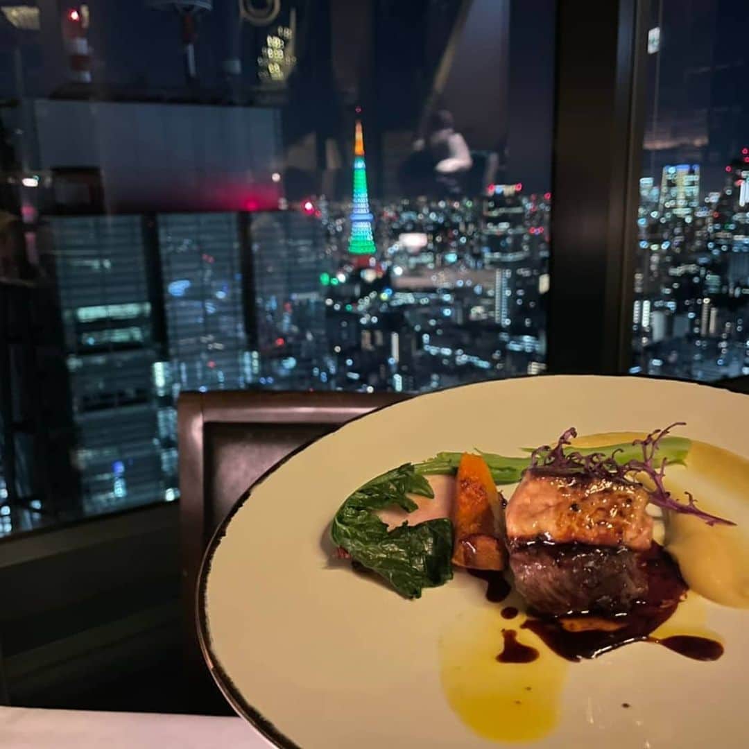 松浦麻里奈さんのインスタグラム写真 - (松浦麻里奈Instagram)「都心の夜景を一望する地上215mのパノラマビュー🌃 一面窓から東京タワーが見える美しい景色😘 汐留シティセンター高層ビルの41階「Fish Bank TOKYO」 @fishbanktokyo_edge  モダンシーフードをコンセプトに 食材の良さを生かしたお料理たち🤤🌷 ムービー🎥２枚目  コースにて頂きました✨ 夜景を見ながら、ちょっと贅沢に(●’3)♡(ε`●)  店内もきらびやかしてて、 デートや記念日なんかにピッタリ(*˘︶˘*).｡*♡  前菜からデザートまで、見た目もお味も、楽しめた！ クラムチャウダーが、ビックリするよ🤪🌱  お魚〜お肉、結構なお腹いっぱいに。 紅茶の種類多くて、どれにしようか迷ったわ🍁 匂いで選べるんよ😤  小菓子のボックスジュエリーも、 演出にはピッタリだった！！  クリスマスやねー😏🌸 昼間ランチも景色綺麗そうだわ(〃ﾟ3ﾟ〃)  .  #夜景#夜景デート#dinner#fishbanktokyo #シーフード #汐留グルメ#クリスマス#xmas#クリスマスプレゼント #xmastree #nightview #夜景ディナー#ランチ#結婚式場 #結婚式#pr#LUNCH#dinnertime #モダンシーフード #夜景の見えるレストラン #東京グルメ#クリスマスディナー #フレンチ#フレンチレストラン#レストラン#Restaurant #グルメスタグラム#グルメ女子 #グルメ好きな人と繋がりたい」12月23日 12時46分 - ay114.831m