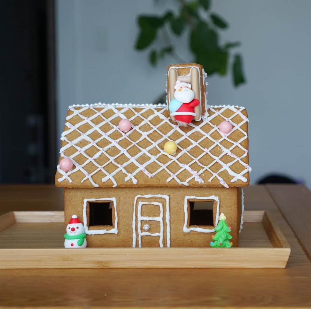 岩上陽子のインスタグラム：「できあがり🏠 今年もみの木が早々に売り切れで、こちらを買ってみた。 うきうき7歳がんばった👏🎄* * #ジンジャーブレッドハウス  @ikeajapan   #gingerbreadhouse#ikeagingerbreadhouse#イケアジンジャーブレッドハウス#イケアジンジャーブレッド#ikea#ikeaもみの木 #Xmas#Christmastree#mamalife#暮らし#くらし#イケア#育児#子育てママ#ママライフ #スイーツ#スイーツ女子#小学生女子#ザラジョ#ザラキッズ#zarakids#いちねんせい#一年生#7歳女の子#7歳児#７歳#sonyα#sonyα6500」