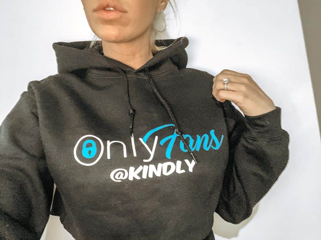 Kindly Myersのインスタグラム：「Like my new hoodie?」