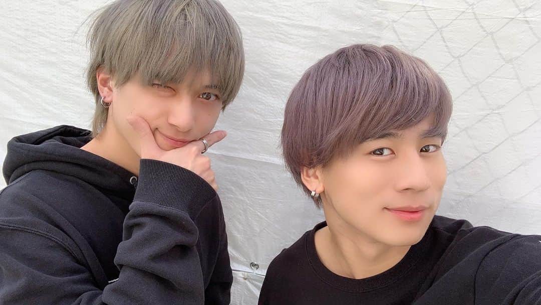 大池瑞樹のインスタグラム：「派手に塗った🎅🦌✨  みんな感想コメント待ってる🥺 #まさみず　#互いにシルバーなのに #全然違う笑　#」