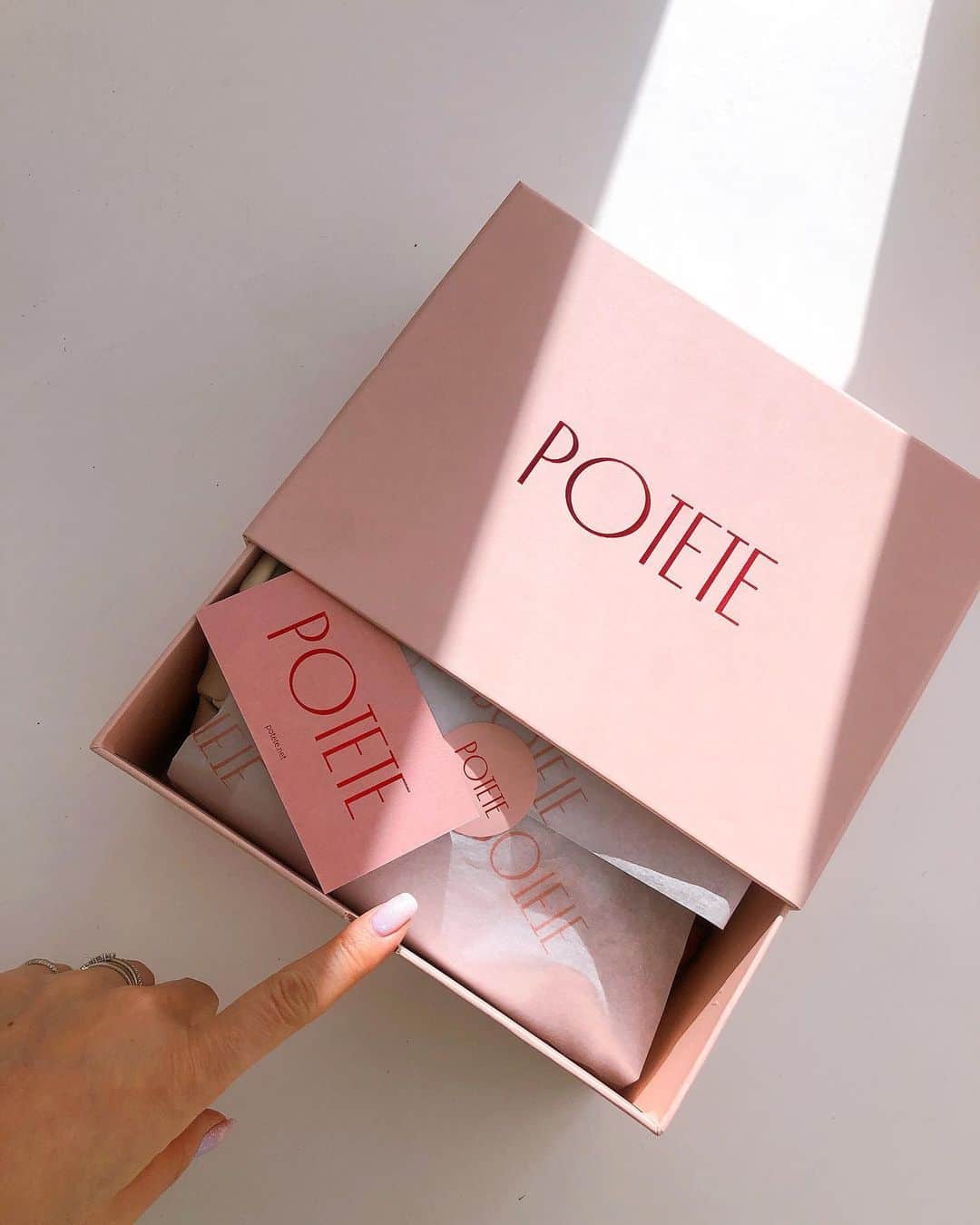 山脇道子のインスタグラム：「パッケージも全部かわいい🥺💓✨ @potete_potete  ヘアーアレンジが苦手な私でも 簡単につかえて クリップやシュシュって 本当救世主👼🏻 @annashimazaki.com77」