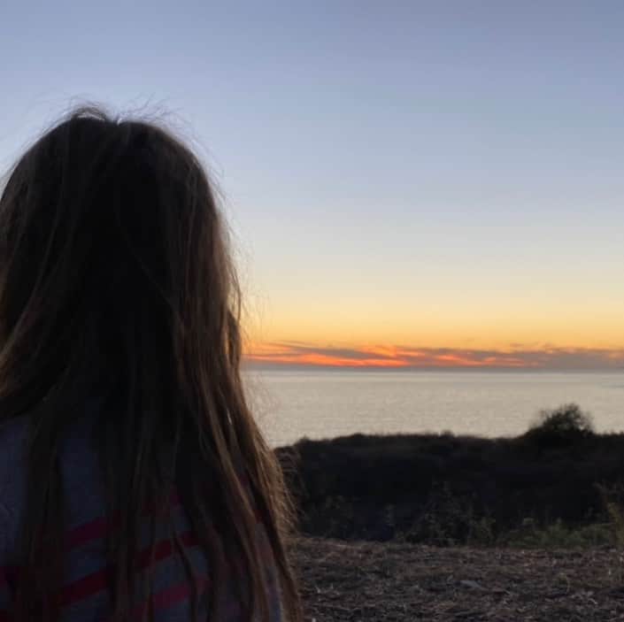 カテリーナ・スコーソンのインスタグラム：「When you sit on a cliffside with your daughter, watching a sunset while waiting for jupiter and saturn to kiss for the first and last time like this for 800 years, it puts everything into wild perspective. #thegreatconjunction #radicalacceptance #radicalresponsibility #infinitepossibility #infinitelove🪐❤️」