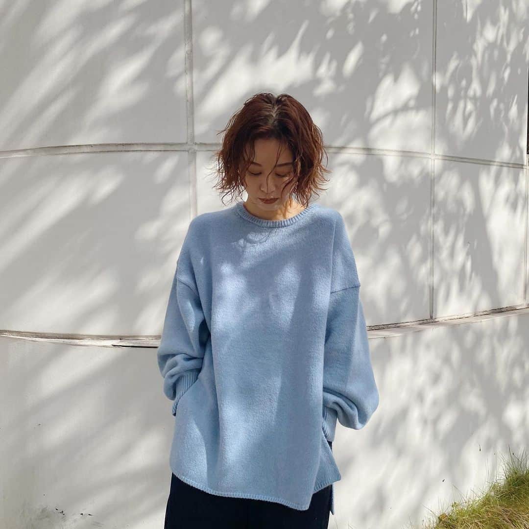 Eri Koyamaのインスタグラム：「. 今季は苦手だった寒色系も着たり カラーニット着るのが楽しい！  #カラールーズニット 人気な予感🤭🤍  @ungrid_official @ungrid_staffsnap @eri_koyama_ #153cmコーデ」