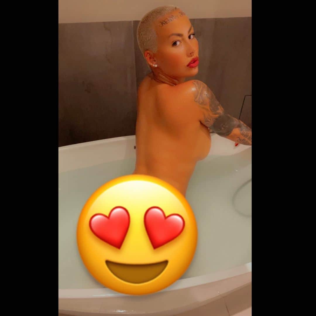 アンバー・ローズのインスタグラム：「See this pic emoji free on my onlyfans right now link in my bio 💦😍❤️🔥」