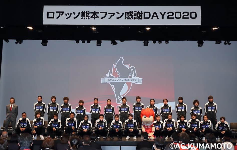 石川啓人のインスタグラム：「2020season終了 今年は特に大変な中応援して頂きありがとうございました。  #ロアッソ熊本 #感謝 #17」