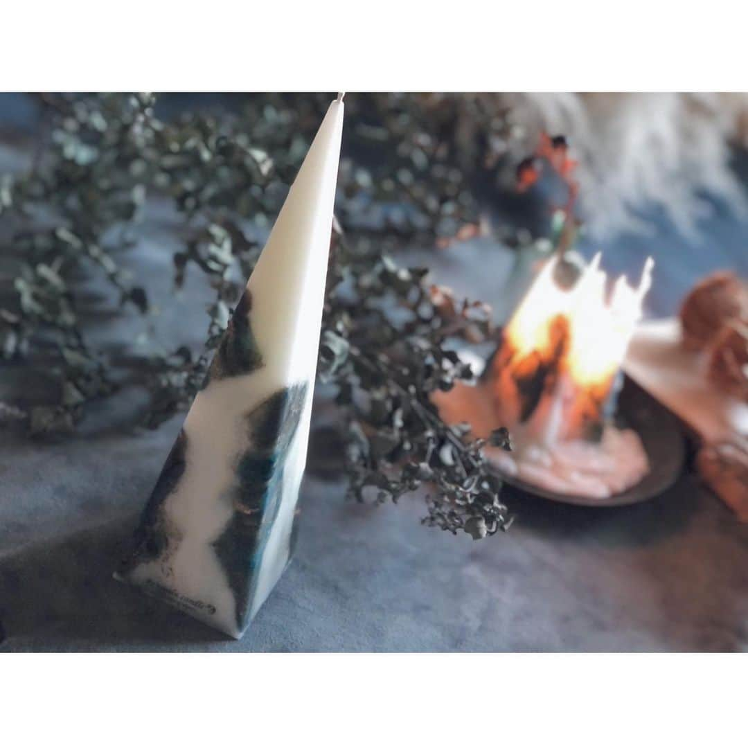 Re.ewalu(ﾚｳﾞｧﾙ)~Life of akari~さんのインスタグラム写真 - (Re.ewalu(ﾚｳﾞｧﾙ)~Life of akari~Instagram)「𓏙𓏙  Design Candle"stream"  ・ ・  昨日のLessonで デモンストレーションで作った子𖡂  ・ ・  自分好みに仕上がったので 自分用にすることにしました◡̈*  ・ ・  お昼休憩後の睡魔がきそうですが 午後も頑張らないと....𖡎𖡎  ━━━━━━━━━━【information】━━━━━━━━━━━━ 〔Contact〕 ✔︎オーダー依頼・Lesson問合せ・お仕事依頼 🔝HP➪contact・Instagram DMから☺︎︎  〔Candle Lesson〕 Open→火・水(土or日) ✔︎Lessonのご予約は 🔝HP➪contact・Instagram DMから☺︎︎  〔Movie Lesson〕 FANTISTにて動画レッスン公開中ఌ 🔝HP➪Movie Lessonより  ⬇︎今後の動画Lesson公開予定メニュー⬇︎ ✔︎Marblepop gel Candle ✔︎Aroma Candle "treatment"  〔Shop ᴥ︎ Event〕 ✔︎Select shop : DAISY'S DELI 様 湘南エリア藤沢 ✔︎12/13〜12/26 岡山POPUP 　TSUTAYABOOKSTORE岡山駅前店 委託販売 ✔︎12/14〜12/29 京阪モール京橋店 委託販売 ✔︎12/16〜12/15 京都高島屋 1階　委託販売  ━━━━━━━━━━━━━━━━━━━━━━━━━━━━━  #botanicalstyling #candles #myroom #wedding #キャンドル #川崎キャンドル教室 #習い事サロン #部屋作り #ひとり暮らし #空間美學 #蜡烛 #淡色女子 #暮らしを整える #JCAキャンスタ #香りのインテリア #贈り物 #大人のインテリア #川崎 #癒しの時間 #양초만들기 #촛불 #冬のごほうび #ホワイトインテリア #インダストリアルインテリア #一人暮らしインテリア #ボタニカルキャンドル #大人の習い事 #デザインキャンドル」12月23日 13時05分 - re.ewalu_candle