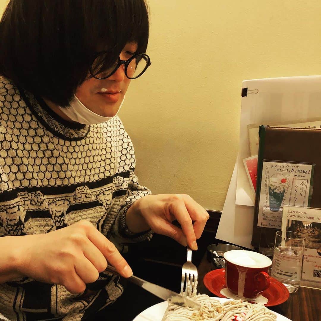 松原タニシさんのインスタグラム写真 - (松原タニシInstagram)「今日は梅田でモーニングしながら とある打ち合わせ。  以前、テレビ大阪YouTube『片っ端から喫茶店』の ロケで伺った「スパニョラ」さんに再訪。  モンブラントーストとウインナーコーヒーを注文しました。  ウインナーコーヒーのクリームがたっぷりで 口元にお決まりのクリームをいただきました☕️🎅  テレビ大阪YouTube『片っ端から喫茶店』 スパニョラ編 ↓ youtu.be/Ib4erTLFB8U  #大阪 #梅田 #第3ビル #スパニョラ #珈琲店スパニョラ #ウインナーコーヒー #モンブラントースト #片っ端から喫茶店 #テレビ大阪 #モーニングミーティング #再訪 #松原タニシ」12月23日 13時09分 - tanishi_m