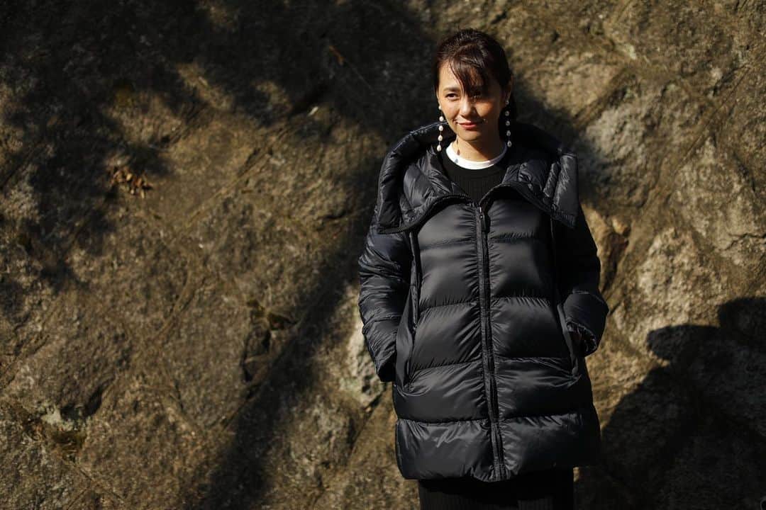 田中幸恵のインスタグラム：「____ . クローゼットで化石となったモンクレー以来、12年ぶりにダウン買いまして。  もうダウン買うことないかなぁと思ってたけど、今年は寒いと聞いたから 慌てて探す探す笑  だけどカジュアルが得意じゃないから ダウンブランドやアウトドアブランドのダウンは似合わない😢 迷子になってたところ、母の助言のおかげでちょうどいいの見つけた♡ （ままん、やっぱり年の功ですわね👵🏻）  ☑︎フードつきで ☑︎大きく開けても、閉めてタートルっぽくしてもいい塩梅 ☑︎お尻下の丈感  これで寒い冬を乗り切ろうと思いますっ！  #maxmarathecube」