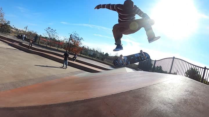 笹岡建介のインスタグラム：「🎥@taikinakatani   @mktaxi.jp @dcshoes_japan @dorcus_tbs @bern_japan @stance_japan @skullcandyjapan @independenttrucks @rictawheels @minirampsteez @chubusystem_official  #mktaxi#dcshoesjapan #dcshoes #skullcandyjapan #bells #independenttrucks #triforce_k #hi_5 #dorcus_tbs #6556skateboarding #divisio#fivecrossskatepark #showgekiskateboards #13mind#bern#bernjapan#make___#skate#skateboard #instagood #skatecrunch #skatecrunchmag #minirampsteez #vertskateboarding #gyms #goproのある生活 #gopro」