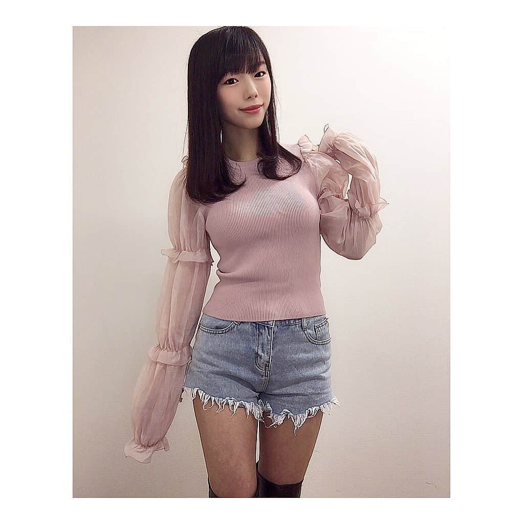 波妃美咲のインスタグラム：「zaraのニットは毎年可愛い💓 @zara   #ニット #フリルニット #ピンク #ショートパンツ #ニーハイブーツ  #レース #ザラ #zara  #みさきコーデ」