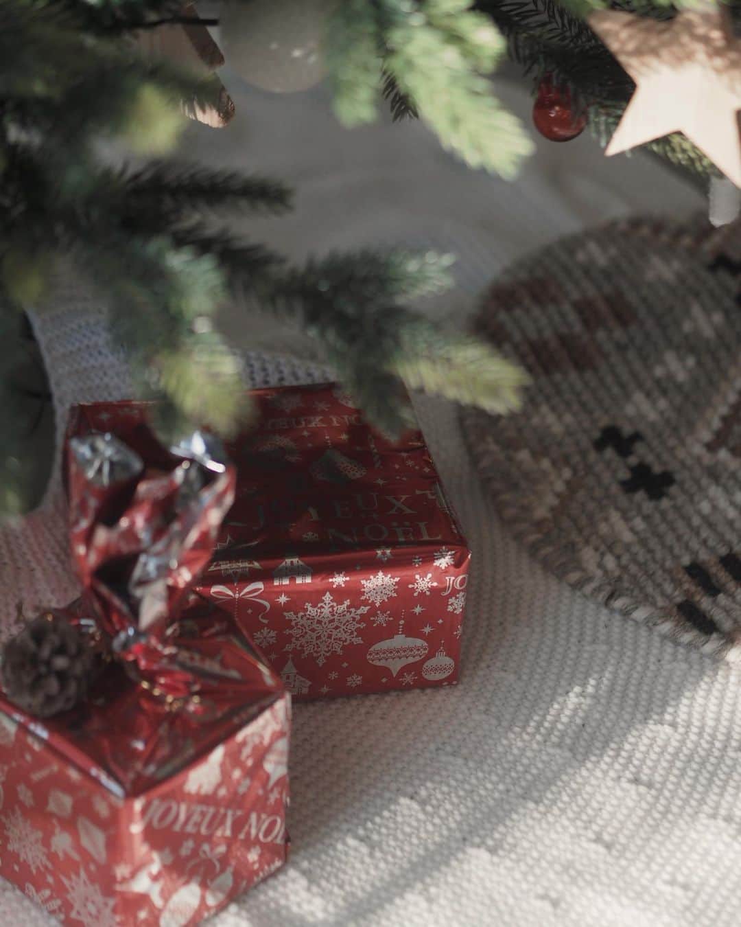 大橋菜央さんのインスタグラム写真 - (大橋菜央Instagram)「127 Santa Clauses🤶﻿ ﻿ ﻿ ﻿ MiaとAnnへのクリスマスプレゼント﻿ そして今年はもう一つ﻿ 色違いのブルーのラッピングで小学6年生の男の子にプレゼントを送りました🎁﻿ ﻿ ﻿ @tetote_japan  ﻿ ﻿ 子どもの頃、誕生日よりも楽しみにしていたクリスマス🎄﻿ ﻿ あのワクワクがみんなの愛と共に一人でも多くの子ども達に届きますように✨﻿ ﻿ ﻿ special thanks @y831325 @tetote_japan  ﻿ ﻿ #haveamerrychristmas  #幸せは連鎖する﻿ #payitforward﻿ #tetote﻿ #tetote_japan﻿ #テトテ﻿ #愛をシェアしよう﻿ #ワンネス﻿ #love」12月23日 13時22分 - naoliving