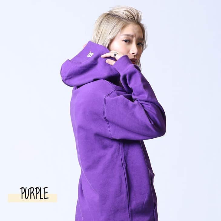 acaneのインスタグラム：「・ KANGOL reward ✖️acane コラボ商品の受注受付が 12月25日までとなってます🦘💋  ストーリーのハイライトから 購入ページへ飛べるので ぜひゲットしてね✌🏼🌈😗  だいすきなお洋服作れるって ほんとに幸せ！！！！！！⛩❤️  #KANGOL #kangolreward #acane #コラボ #アパレル」