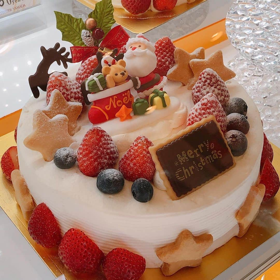 藤井日菜子のインスタグラム：「クリスマスケーキのご予約は終了しておりますが、 今日から店頭でXmasケーキ お買い求め頂けますので、 予約し忘れてしまったぁ💦 というお客さま😋 御来店お待ちしております🎄 比較的今日は混み合うことなく ゆっくりです🎅🏻  ◉12月のお休みは12/26、29日です。(ブーランジェヤマダは26日営業します、29日はお休み)ご注意くださいませ。  ◉ルパティシエヤマダ本店の喫茶は12/19~1/5までお休みですが ブーランジェヤマダの喫茶コーナーは土日祝日関わらず毎日営業しております（本店でケーキを買い（ブーランジェヤマダでは販売していない沢山の種類のケーキがございます）ブーランジェヤマダでドリンクを注文されると、ブーランジェヤマダ内で食べられます。）  #ルパティシエヤマダ#京都と大阪と奈良の県境#製菓の町#精華町散策#精華町洋菓子店#京都ケーキ#京都カフェ#精華町カフェ#精華町ケーキ#木津川カフェ#木津川ケーキ#京都スウィーツ#奈良ケーキ#奈良スウィーツ#素材にこだわるケーキ#低価格で美味しいケーキ#ケーキ好きな人と繋がりたい#お菓子好きな人と繋がりたい#スイーツ好きな人と繋がりたい#ネットショッピングやってます#Yahooショッピング #ブーランジェヤマダ#2号店#パン屋さん#イートインスペース#テラス席#けいはんなホテル」