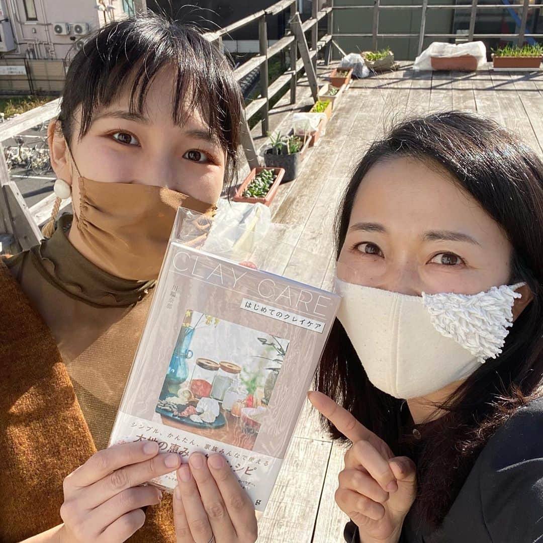 徳重杏奈のインスタグラム：「📙﻿ コンポストコミュニティでご一緒している﻿ #川端奈那 さんから﻿ @nana_claydays ﻿ ご自身の本『はじめてのクレイケア』と﻿ #クレイ をクリスマスプレゼントに﻿ いただきました💫﻿ ﻿ 入浴剤としては﻿ 何度か使ったことはありましたが﻿ 本を読み進めると﻿ 頭皮ケアや歯磨き、うがい﻿ 野菜を洗ったりなど﻿ 書き切れないほどさまざまな用途があることを知り、早速試したくなりました☺️﻿ ﻿ がまんの多い年だった分﻿ 素敵な方々との出逢いが際立つ一年でした🎁﻿ ﻿ ﻿ #1pt2mi #大地の恵 #clay #clayd #名古屋 #アナウンサー #徳重杏奈﻿ #マスク #有松絞り #cucuri」