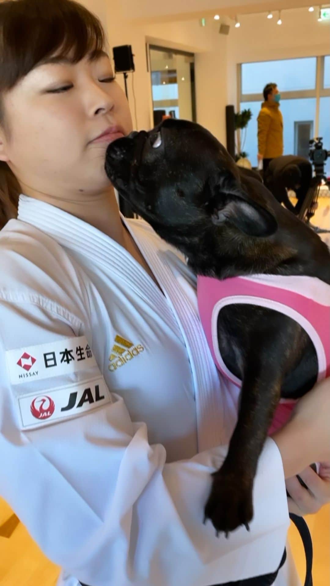 のインスタグラム：「なんで犬って顔ばっかり舐めたがるんだろ🐶？」