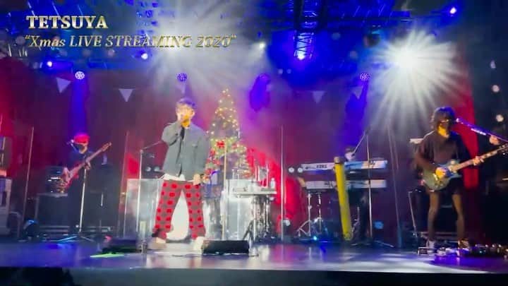 tetsuyaのインスタグラム：「【from STAFF】 TETSUYA"Xmas LIVE STREAMING 2020"  🎄ついに本日🎄 12/23〜25 各日20:00〜開催‼️ ※本編内容は同じですがアンコールの選曲が3日異なります  収録当日のリハの様子を織り交ぜたティザー動画を公開‼️ 期待が高まります‼️  ■1日券¥3,500(tax in)  ■3日通し券¥8,770(tax in) ※25日終演後にSP特典動画あり⚡️  視聴チケット&グッズはプロフィール欄のURL👆から絶賛販売中」