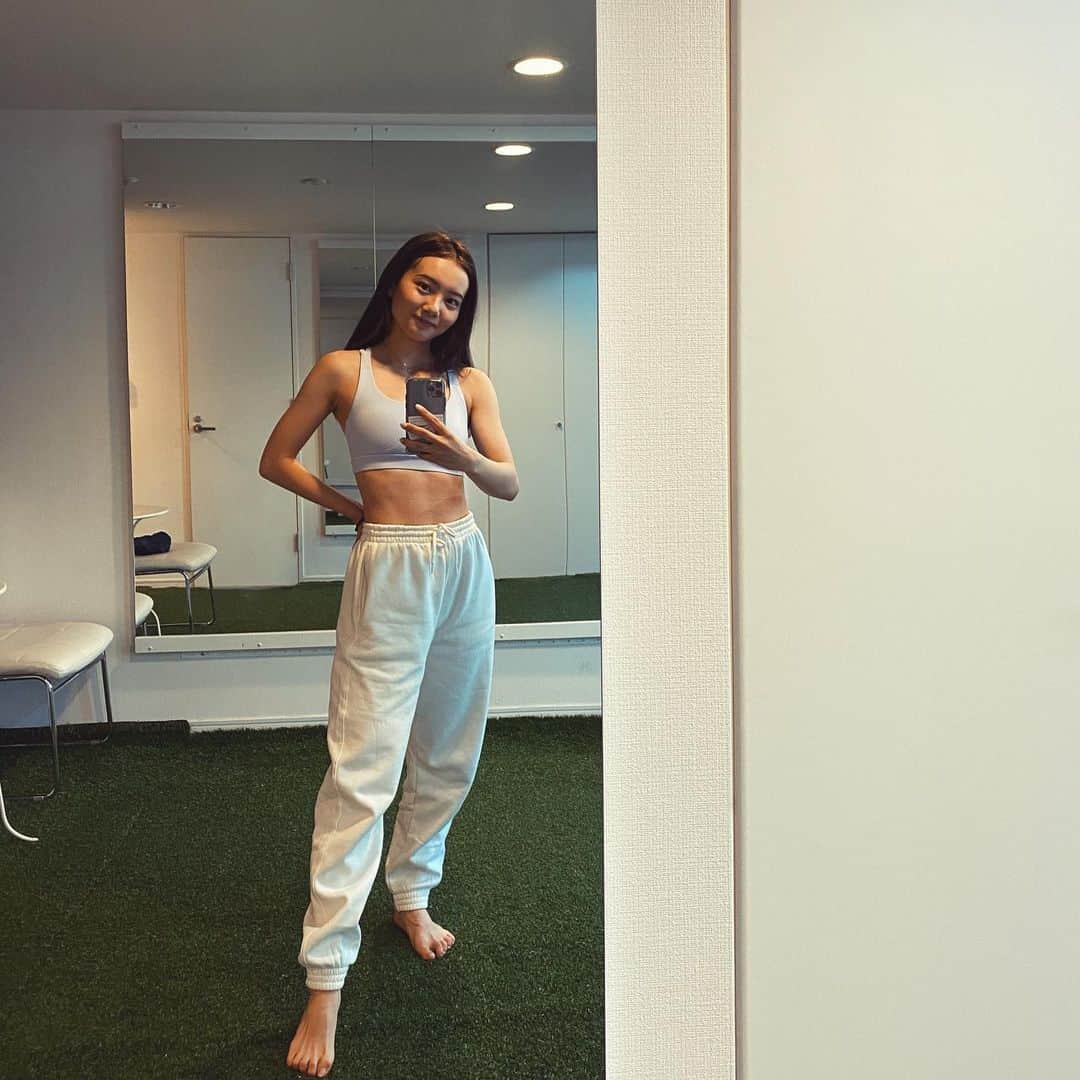 青山舞莉のインスタグラム：「feeling strong after my workout today💪🏽今日も @naiagym_diet_coach トレーニング頑張ったストロングになった気分  kinda dead but   #ナイアジム #ボディメイク #ワークアウト #フィットネス #トレーニング #トレーニング女子 #ジム #ダイエット #筋トレ #筋トレ女子 #腹筋 #腹筋女子 #オシャレ #ファッション #コーデ #ナイキ #減量 #パーソナルトレーニング #健康 #美人 #美脚 #モデル #ヒップアップ #ヘルシー #新宿 #ダイエットアカウント #プライベートジム」