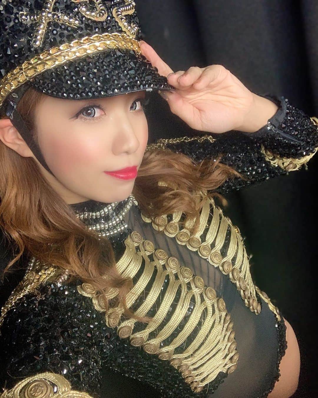 のインスタグラム：「新作リリース2日間お越しくださった皆さん ありがとうございました👩🏽‍🦱🖤 誰もが知るビヨンセの曲で踊るショー、緊張したけどとーーっても楽しかったです🥳🕺 . ヤバイでは初の試みである映像と踊ってる私達がリンクするショーで、ダンスだけではなく映像と照明も拘りに拘られたものとなっています🌟 映像負けしないようにさらにダンスにパワーが必要となるので体力も集中力も必要だけど、今までのヤバイにはない感じとなっているのでこれから沢山の方に楽しんで観てもらえたらなあって思います☺️ . 振付演出は我らがゆっか先生 @yucca5225 今回も素敵なショーをありがとうございました✨ . . 衣装も知っている方は知っているこの衣装🤤🖤 新品の衣装も嬉しいけど、バーレスクの先輩方が着ていた衣装を着れるのもまた嬉しい🥰 . . #新曲 #beyonce  #エンタメ活動を止めない  #バーレスクヤバイ #バーレスク東京 #パリオン #セクシー #ショーガール #ショークラブ #ダンサー #バーレスク #エロカワ #モデル #むちむち女子 #ギャル #衣装 #インスタ映え #えちえち #burlesquetokyo #burlesque #dancer #showgirl #showclub #instagood #selfie」