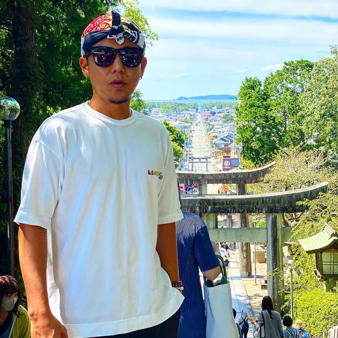あっくんのインスタグラム：「#嵐 のCMで有名な #宮地嶽神社 へ。 ここは #光の道 で有名なスポット。 なんとも言えない絶妙な顔でパシャ。 嵐のCMと比較したらゲロ吐きそうになったよ。 福岡行く際はお勧め！！ #福岡　 #パワースポッチャー」