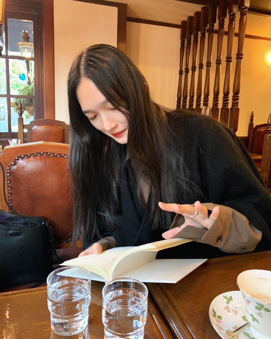 小谷実由さんのインスタグラム写真 - (小谷実由Instagram)「2020月1読書会読み納めしました📚 「ちょっとここ読み終わるまで待ってください、、！」のさきお。今年も読んだね喋ったね(喋り多めだったね🤭笑)来年は月1以上読書会が目標の私たちです。読むぞ！！！」12月23日 13時42分 - omiyuno