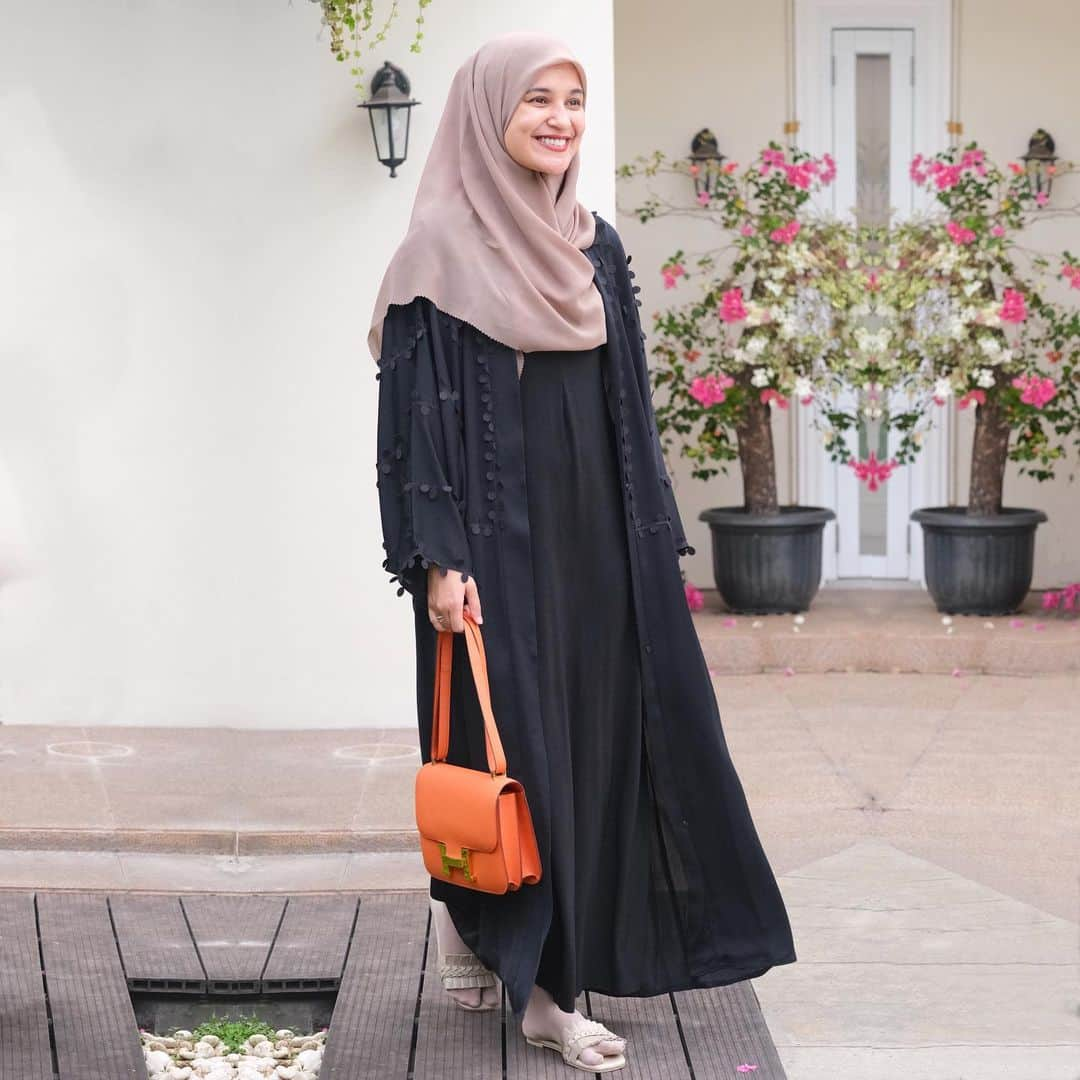 Shireen Sungkarさんのインスタグラム写真 - (Shireen SungkarInstagram)「Assalamualaikum smuanyaaaa ❤️ smoga Allah mudahkan aktifitas kita hari ini ❤️ Alhamdulillah @lamiashoes bentar lagi launching koleksi baru kaya yang ak pake sendal daily yang super empuk 🥰dan lagi adaada giveaway ikutan yuk cek ig nya @lamiashoes」12月23日 13時44分 - shireensungkar