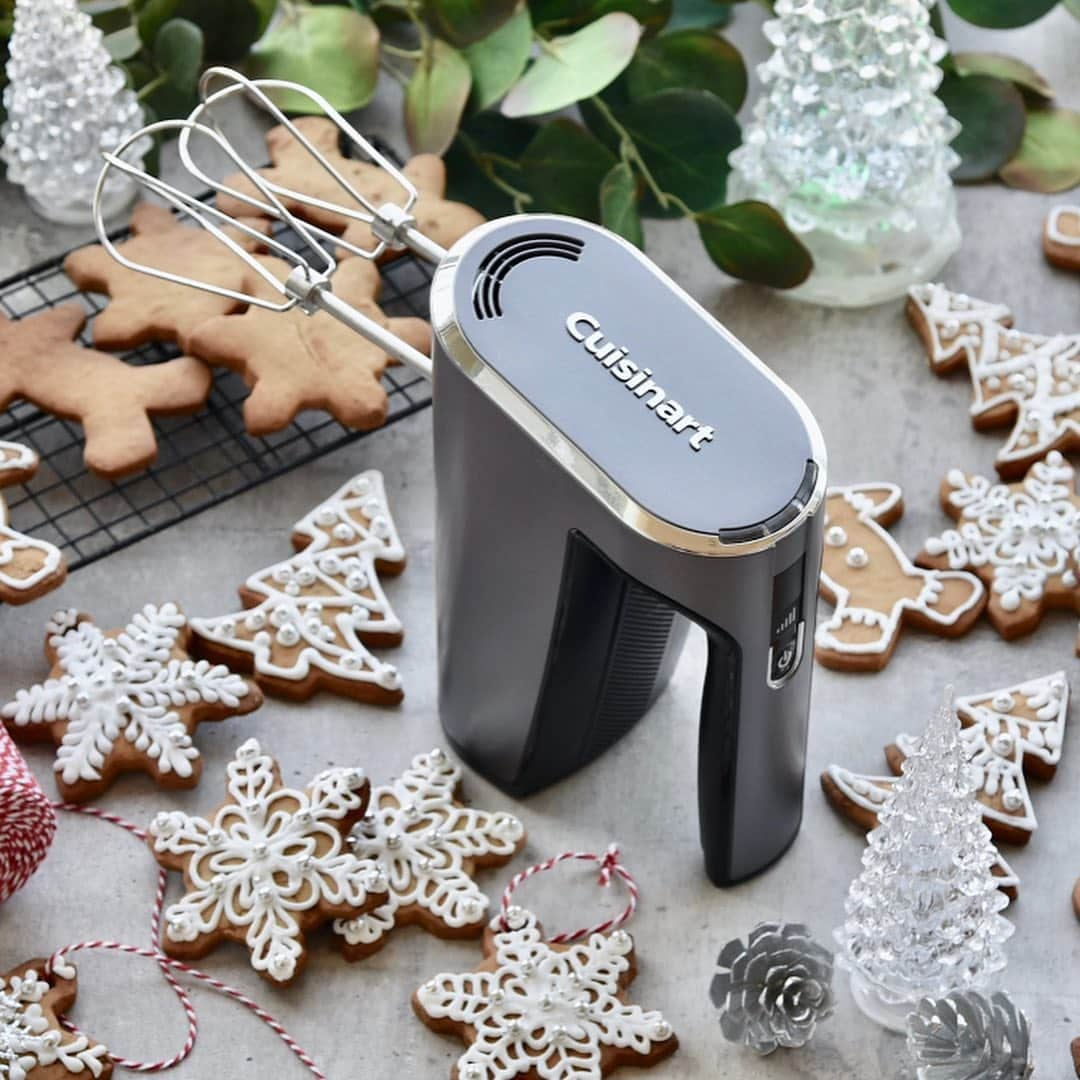 Cuisinart(クイジナート)ジャパン公式アカウントさんのインスタグラム写真 - (Cuisinart(クイジナート)ジャパン公式アカウントInstagram)「『ジンジャークッキー』⁣ ⁣ 今回ご紹介するのは、⁣ クリスマスシーズンに作りたいジンジャークッキー🎄⁣ 冬らしい見た目がかわいいのでプレゼントにも喜ばれそうですね🎁⁣ ⁣ クイジナートのコードレス充電式ハンドミキサーを使えば、⁣ コードを気にせずお菓子作りもストレスフリー✨⁣ ⁣ 使用中でもスピード切り替えスイッチの操作をすれば、簡単にスピード調整が可能。⁣ パワフルにも使えて、弱いモードから調整できるのでお子様とのお菓子作りにも最適ですよ😉⁣ ⁣ 作るときも食べるときも楽しい時間を過ごせます♪⁣ ⁣ 📌材料 (9〜10cmサイズ15枚分)⁣ バター…100g⁣ ブラウンシュガー…80g⁣ はちみつ…大さじ2⁣ 溶き卵…1/2個⁣ ★薄力粉…200g⁣ ★ベーキングパウダー…小さじ1/2⁣ ★ジンジャーパウダー…小さじ1⁣ ★クローブパウダー…小さじ１/2⁣ ★シナモンパウダー…小さじ1⁣ ⁣ 📌作り方⁣ ①バターをボウルに入れて室温に出しておく。クイジナートコードレスハンドミキサーで柔らかくしブラウンシュガーを加えてさらに混ぜ合わせる。⁣ ⁣ ②①にはちみつと溶き卵を入れて全体を混ぜたら、合わせておいた★をふるい入れてヘラでサックリとまとめる。ラップで包み冷蔵庫で1時間休ませる。⁣ ⁣ ③生地を厚さ3mmにのばし、型で抜く。⁣ ⁣ ④オーブンシートを敷いた天板にクッキーを並べ、170℃に予熱しておいたオーブンで約15分焼いたら完成。⁣ ⁣ ・。・。・。・。・。・⁣ 🍲Item：コードレス充電式ハンドミキサー⁣ ⁣ 🔍RHM-100J⁣ ・。・。・。・。・。・⁣ ⁣ 📢キャンペーン開催中⁣ ⁣ ⬇︎総額300万円分が200名様に当たる⬇︎⁣ ————————————⁣ 対象のクイジナート コードレスシリーズ3製品のうち、⁣ いずれか1 製品ご購入のレシートで応募☝⁣ ⁣ 下記賞品が抽選で当たるチャンス🎉⁣ ⁣ ■賞品⁣ ヘルシークッカー 40名様⁣ 10カップミル付き 全自動コーヒーメーカー 40名様⁣ マルチグルメプレート 40名様⁣ メタルトースター 40名様⁣ QUOカード 5,000円分 40名様⁣ ————————————⁣ ⁣ 詳細はストーリーズよりご確認ください😉⁣ ⁣ #クイジナート #cuisinart #クイジナートのある生活 #クイジナートLOVE #クイジナートコードレスハンドミキサー #おうちカフェ #おうち時間を楽しむ #おうち時間 #丁寧な暮らし #朝ごはん #豊かな食卓 #ホームパーティー #簡単ごはん #美味しい時間 #今日のご飯 #料理好きな人とつながりたい #おうちごはんlover #豊かな食卓 #暮らしを楽しむ #簡単ご飯 #私の美味しい写真 #手作りスイーツ #手づくりおやつ #おやつ作り #お菓子作り #おかし作り #簡単お菓子 #簡単お菓子作り #ジンジャークッキー #クッキー作り #クッキーレシピ」12月23日 13時50分 - cuisine_art