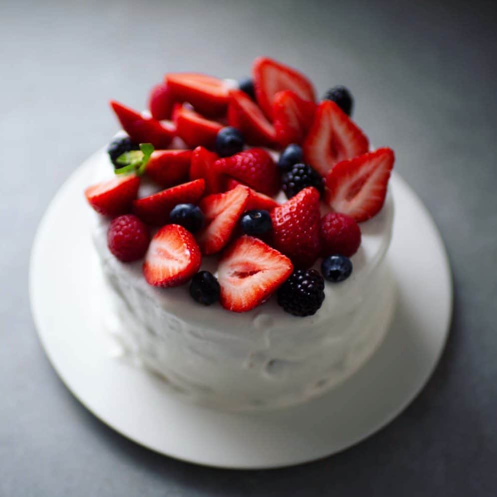 Naomiのインスタグラム：「去年の手作りケーキ。 今年からお誕生日も仕事です。ざんねん。」