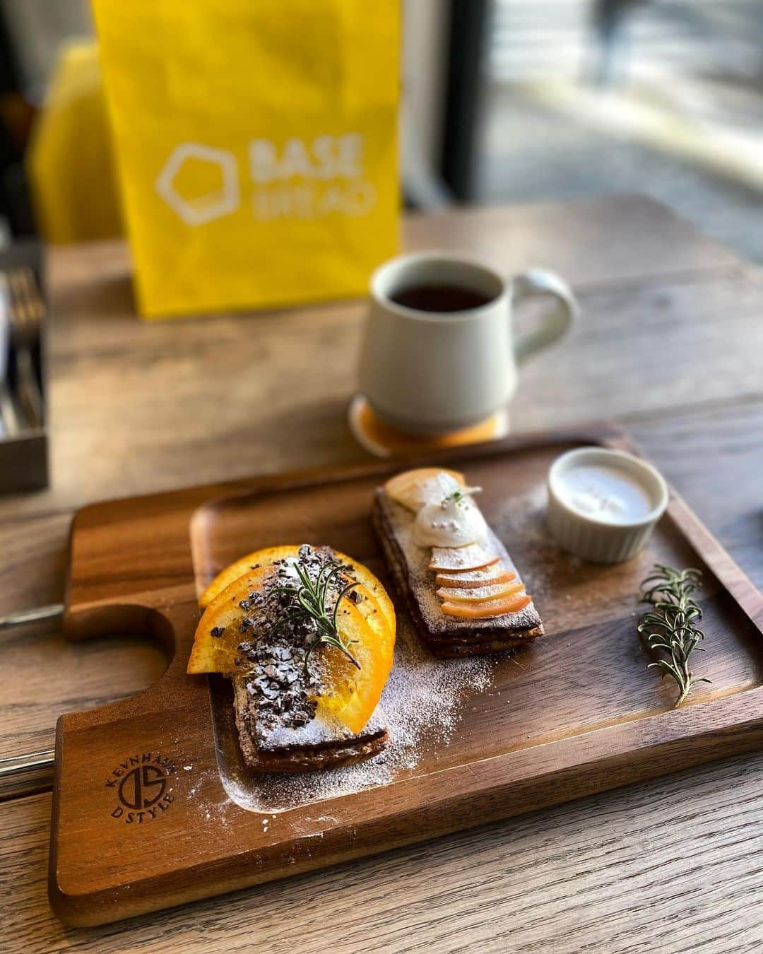 宮崎京さんのインスタグラム写真 - (宮崎京Instagram)「トレーニング中のお助けアイテム、BASE BREAD🍞  1食中にたんぱく質が約30g含まれていて、糖質も30%オフなので、朝あまりたくさん食べられないときなどに助かってます🙏  本日まで開催中のBASE FOOD BAKERY & CAFEへ☕️  BASE BREADオープンサンド （アップル&ソイクリーム、オレンジ&カカオ）をいただきました🍴😋✨  ちなみに新作のメープルとシナモン、どちらも素のまま食べても美味しいです♩  今年いっぱいまでクーポンコード【BBC200】で200円オフになるそうなので、気になった方はお試しあれ💕 @basefood_tokyo   #basebread  #basefood」12月23日 13時55分 - miyakomiyazaki