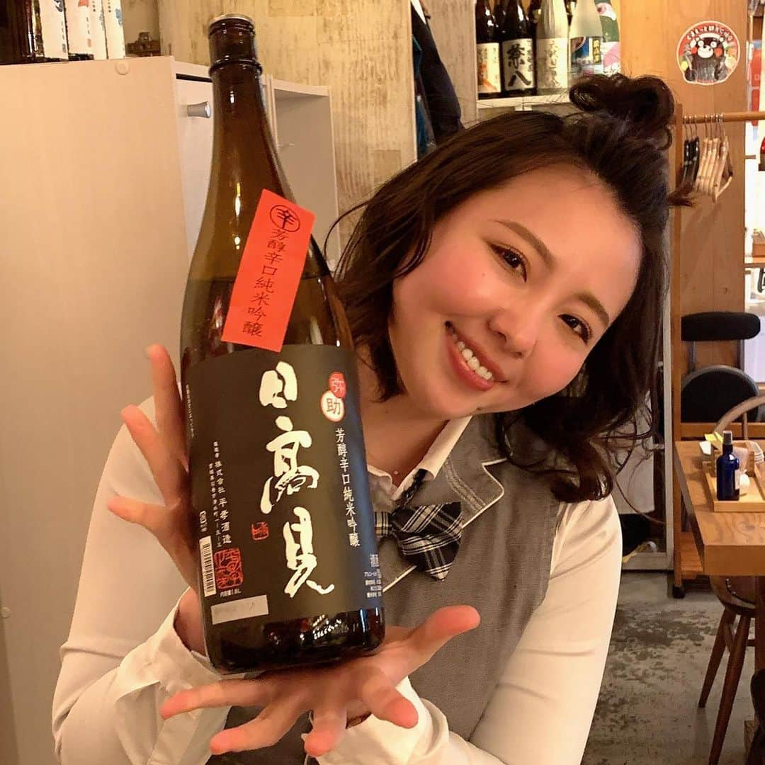 浪花ろばた 頂鯛 北新地店のインスタグラム：「こんにちは😃木下です🎵  本日は日本酒「日高見　弥助」の ご紹介です🍶  弥助とは花柳会でお鮨のことを指し、 白身や甲殻類、イカや貝など 繊細な甘味を持った食べ物に寄り添います✨  芳醇辛口純米吟醸で ほのかに甘みを感じ、 ストレートな旨味が喉奥で弾け 口中に旨味が広がります(*^ω^*)  是非飲んでみてください！！！  日高見を持っているのは 日高さんです♡  ━━━━━━━━━━━━━━━━👨🏻‍🍳⠀⠀⠀⠀⠀ .....@mottox_planing.official 🍷🍶✨⠀⠀⠀⠀⠀ ・・・・・・・・・・・・・・・・・・・⠀⠀⠀⠀⠀ .🍽姉妹店🍽⠀⠀⠀⠀⠀ .Madre-マドレ-⠀⠀⠀ .....@madre_seiseki.official⠀⠀⠀ ⠀⠀⠀ ★NEW OPEN★2020/11/9★⠀⠀⠀ .浪花ろばた 頂鯛LUCUA大阪店⠀⠀⠀⠀⠀ .....@itadakitai_lucua.official⠀⠀⠀⠀⠀ ⠀⠀⠀ .炭火焼とワインの酒場 VOLTA北新地店⠀⠀⠀ .....@volta_kitashinchi.official⠀⠀⠀⠀⠀ ⠀⠀ .炭と地酒とたしなみワイン Kai本店 醸す⠀⠀⠀ .....@kai_honten.official⠀⠀⠀⠀⠀ 👨🏻‍🌾━━━━━━━━━━━━━━━━👩🏻‍🌾⠀⠀⠀⠀⠀ ⠀⠀ #頂鯛#itadakitai#北新地#北新地グルメ#大阪#大阪グルメ#インスタ映え#日本酒#ワイン#オシャレ#居酒屋#グルメ#グルメ好きと繋がりたい#ディナー#北新地ディナー#大阪ディナー」