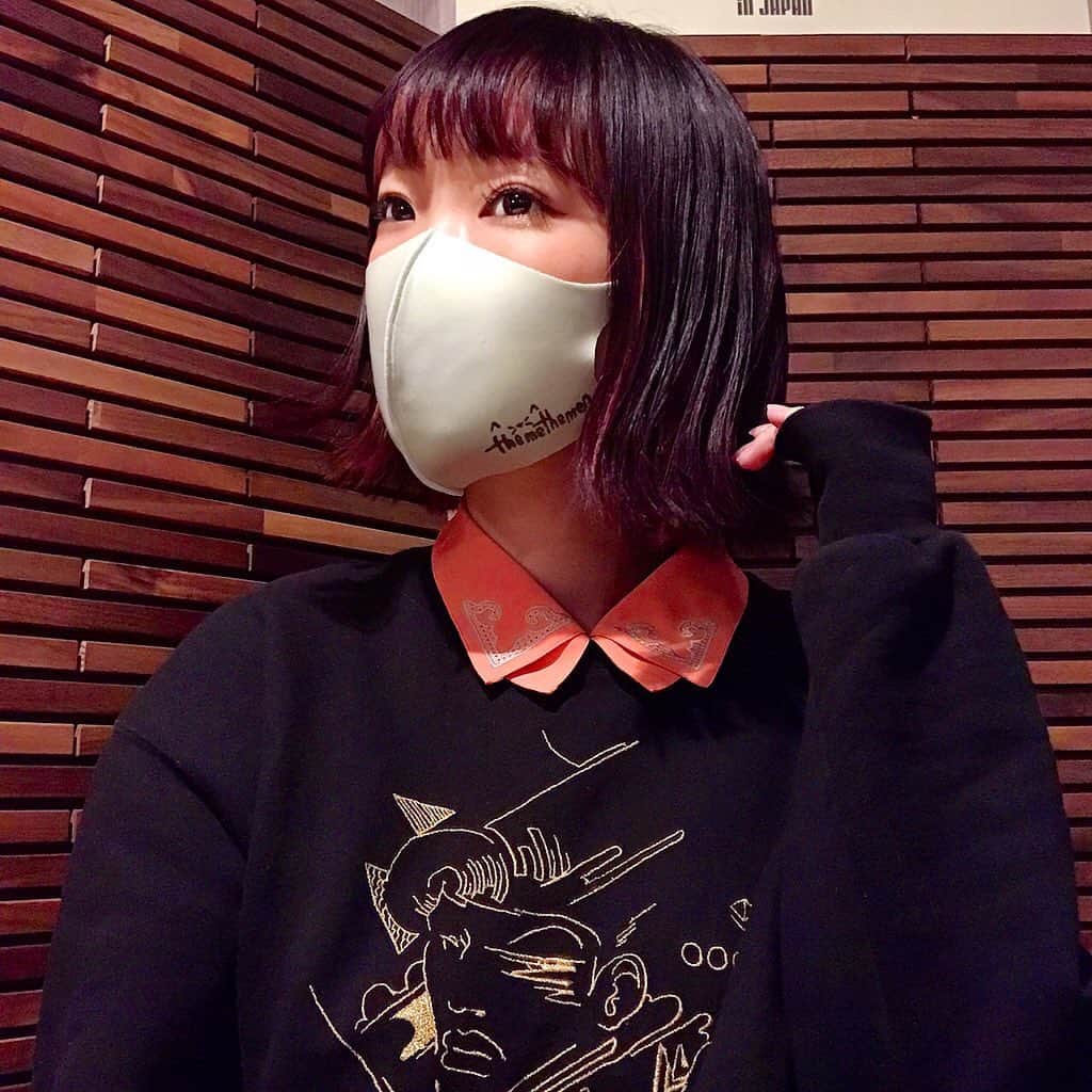 Yun chiのインスタグラム：「the me the me グッズ 受注受付開始しました😷🛍  マスクのロゴマークはYun*chiが失敗を繰り返し何日もかけて掘った消しゴムはんこデス🐈‍⬛  バックはthe me the me 1st singleのジャケと同じYun*chi手描きイラストです✍️  プロフィールリンクにある公式サイトからSHOPに飛んでね。 ※受注期間12月31日まで」
