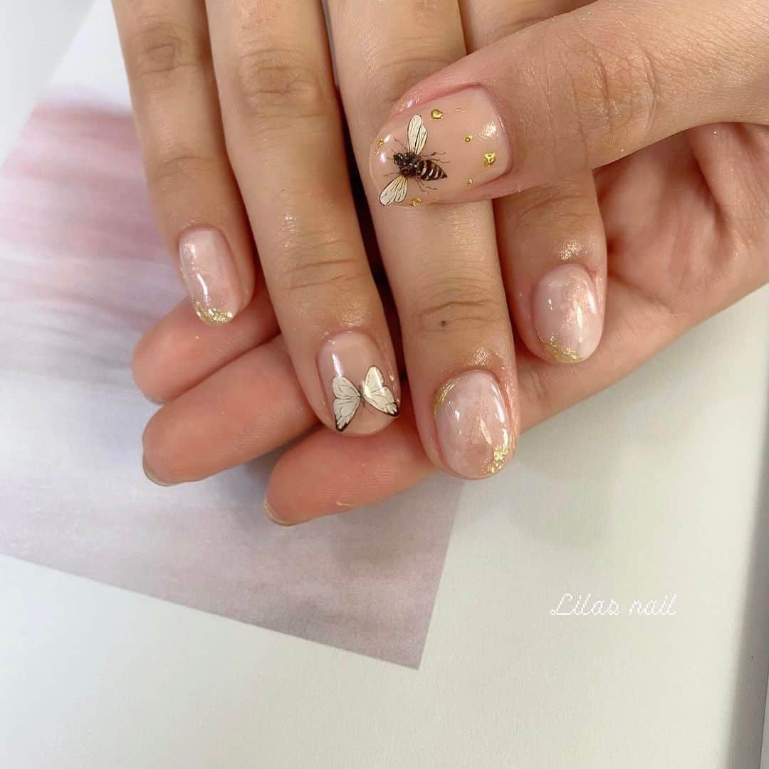 makoのインスタグラム：「* 久々risaさんアート🌿 可愛いー♡ こちら事前にお知らせください〜🦋🐝 * #nail #うるつやネイル #네일디자인 #네일아트 #젤네일아트 #젤네일 #herlipto #ガーリーネイル #네일디자인 #ヴィンテージネイル #フレンチガーリー #囲みネイル #オーダーチップ #ミラーネイル #非対称ネイル #蝶々ネイル #小花ネイル  #中目黒 #オーロラパウダー #絵画アート #飛び出すシリーズ #하늘색」