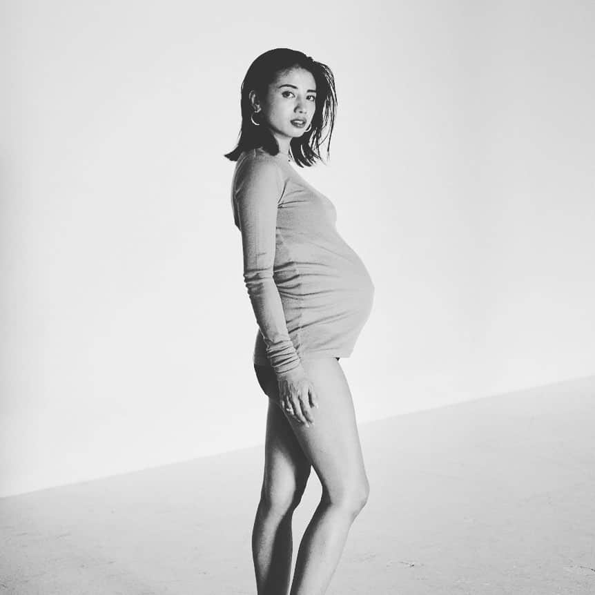 藤後夏子のインスタグラム：「I'm pregnant. 実は第二子を授かっています。 今年は様々なニュースで困惑する日々が続いておりますが、残りの妊婦生活と、ムチムチくんと3人+2匹で過ごす日々をおだやかに過ごしていきたいと思います☺️ 暖かく見守っていただけると嬉しいです🕊  #pregnant #pregnancy #me #season2」