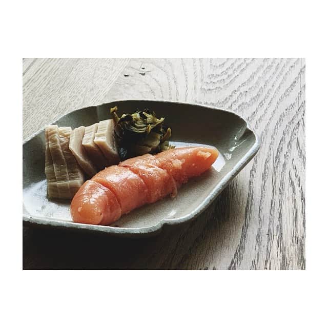 宇藤えみのインスタグラム：「日本人でよかったぁ。 朝から白米2杯たべた🍚 福岡やまやの明太子と京都西利のすぐき。 器 林拓児 @hayashitakuji_ (@utsuwa_bloomandbranch で買いました) #食と器#日本のごはん」